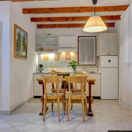 House Mandulera بيت للعطل *
