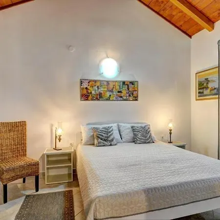 House Mandulera Feriehus Peroj