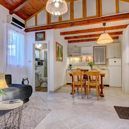House Mandulera بيت للعطل